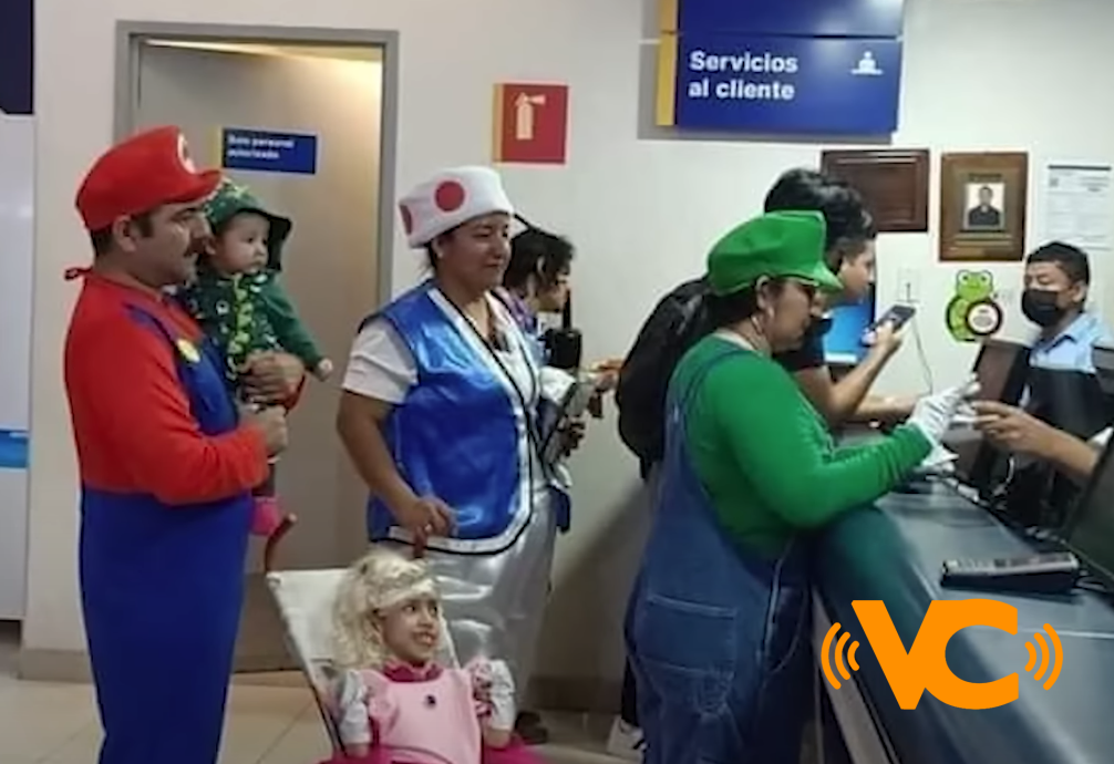 Familia mexicana asiste al cine caracterizada comois los personajes de Mario Bros Familia mexicana asiste al cine caracterizada comois los personajes de Mario Bros