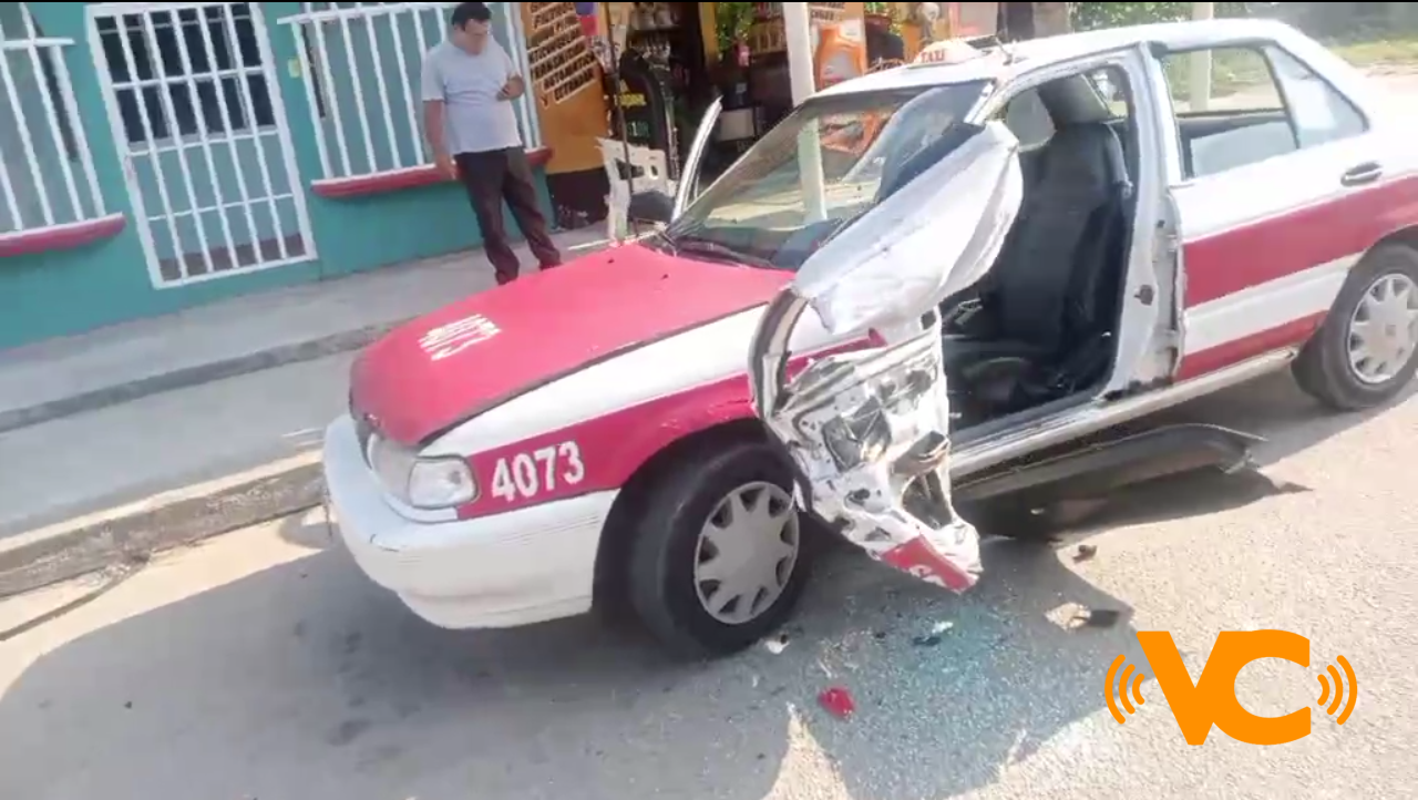 Camión de transporte público se lleva puerta de taxi en Coatzacoalcos Camión de transporte público se lleva puerta de taxi en Coatzacoalcos