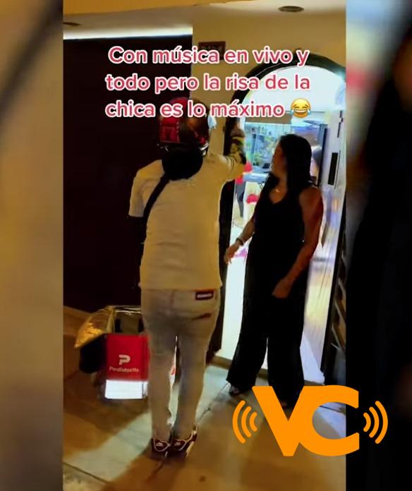 ¡Con todo el ánimo!, repartidor roba carcajadas al sacar a bailar a su cliente ¡Con todo el ánimo!, repartidor roba carcajadas al sacar a bailar a su cliente