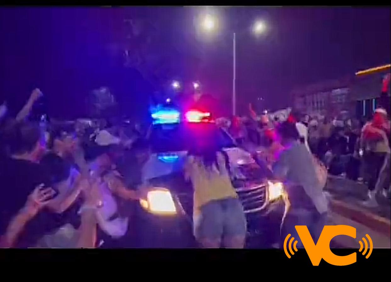 Jóvenes arman fiesta en patrulla de la Policía en el malecón Costero de Coatzacoalcos Jóvenes arman fiesta en patrulla de la Policía en el malecón Costero de Coatzacoalcos