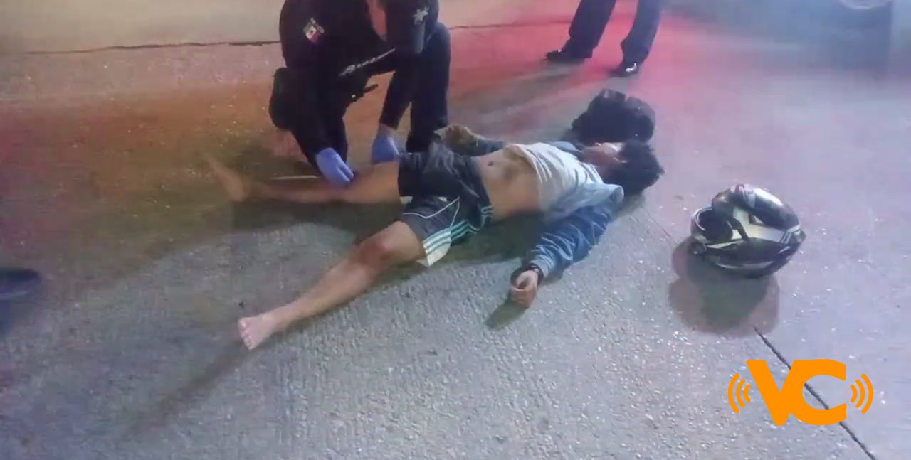 Taxista de Acayucan arrolla a joven motociclista en Coatzacoalcos Taxista de Acayucan arrolla a joven motociclista en Coatzacoalcos