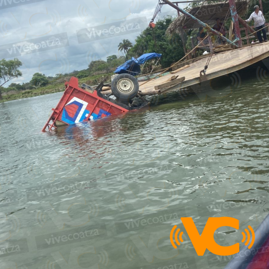 Camioneta cae en la panga en el Río Uxpanapa, en Minatitlán Camioneta cae en la panga en el Río Uxpanapa, en Minatitlán