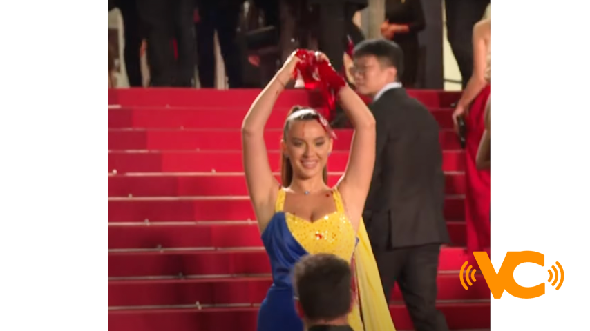 Activista se baña de sangre falsa en la alfombra roja de Cannes Activista se baña de sangre falsa en la alfombra roja de Cannes