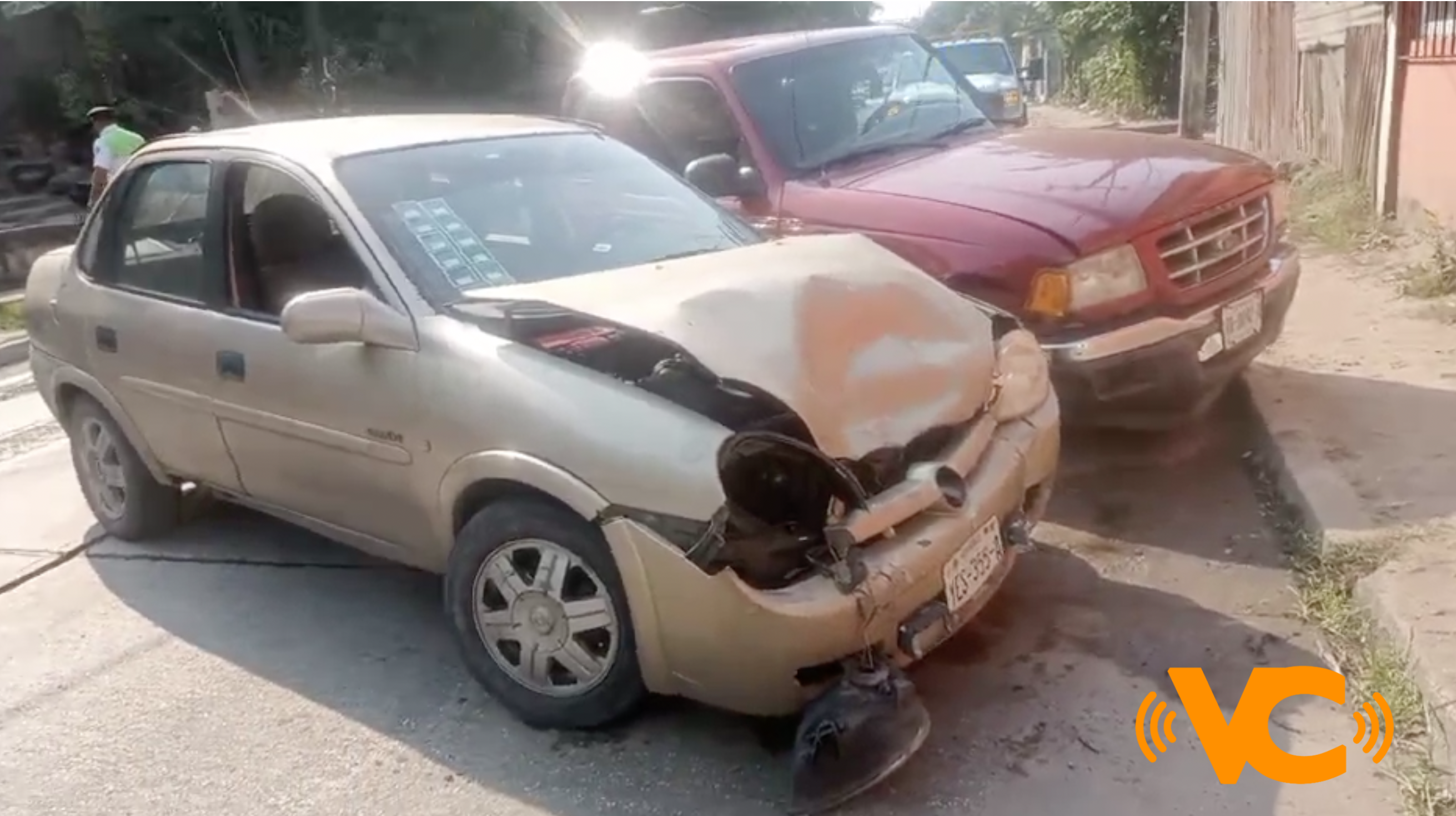 Fuerte accidente entre dos vehículos particulares, en Coatzacoalcos Fuerte accidente entre dos vehículos particulares, en Coatzacoalcos
