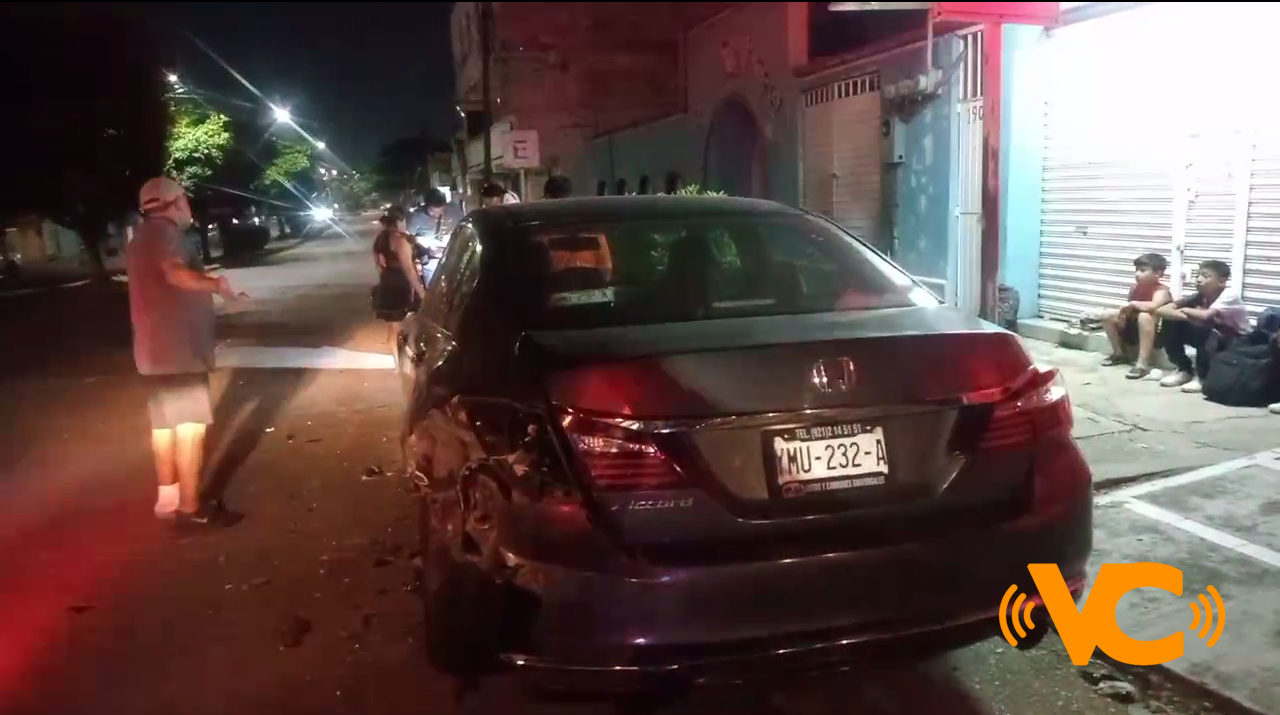 Caos en la colonia Benito Juárez Norte: Taxista sufre descompensación y causa choque, mientras ciudadano en estado de ebriedad reta a golpes a Perito de Tránsito