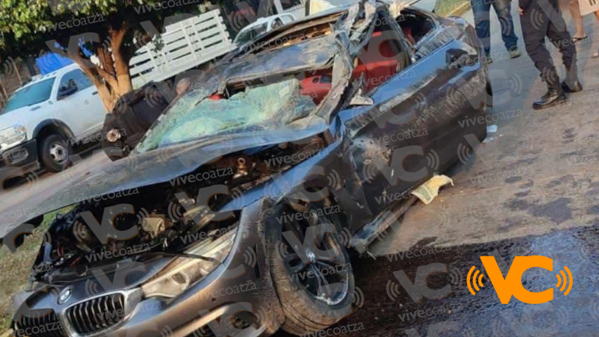 Pareja destroza auto de lujo tras chocar contra poste, en Minatitlan Pareja destroza auto de lujo tras chocar contra poste, en Minatitlan