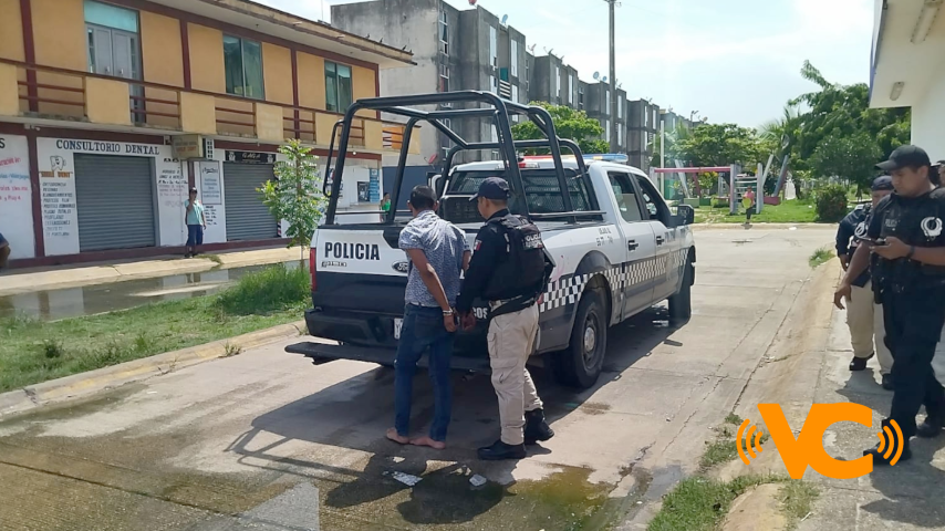 Detienen a presunto asaltante de tienda de conveniencia en Coatzacoalcos Detienen a presunto asaltante de tienda de conveniencia en Coatzacoalcos