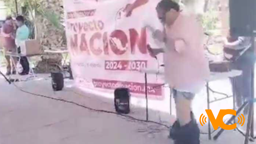 Se le caen los pantalones en pleno evento a diputado de Morena Se le caen los pantalones en pleno evento a diputado de Morena