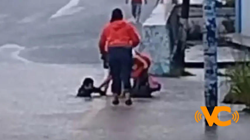 Cae en alcantarilla sin tapa durante fuerte lluvia en Minatitlán