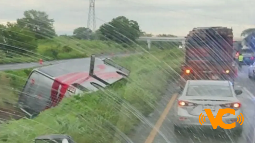 Deja un muerto y 13 lesionados por volcadura de autobús en autopista Tinaja-Cosoleacaque Deja un muerto y 13 lesionados por volcadura de autobús en autopista Tinaja-Cosoleacaque