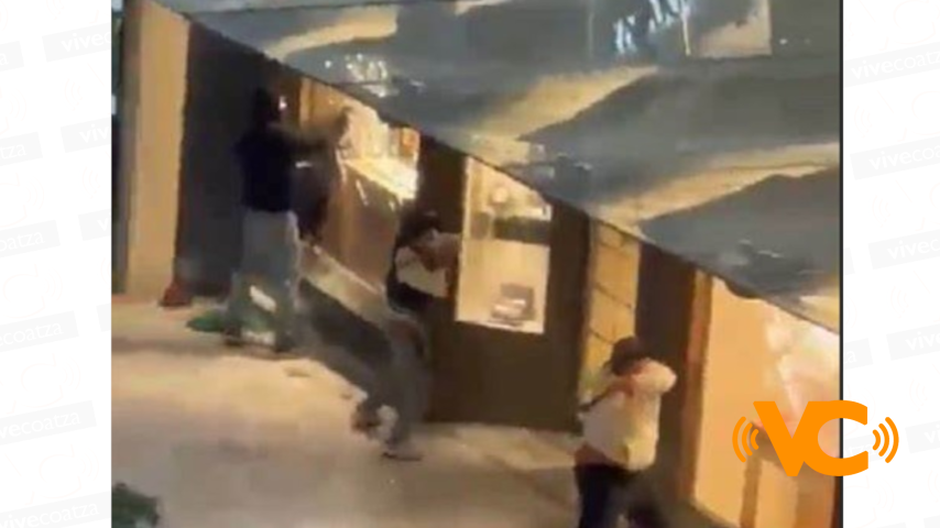 Con ayuda de hachas y mazos 5 sujetos robaron una joyería en Antara Polanco Con ayuda de hachas y mazos 5 sujetos robaron una joyería en Antara Polanco