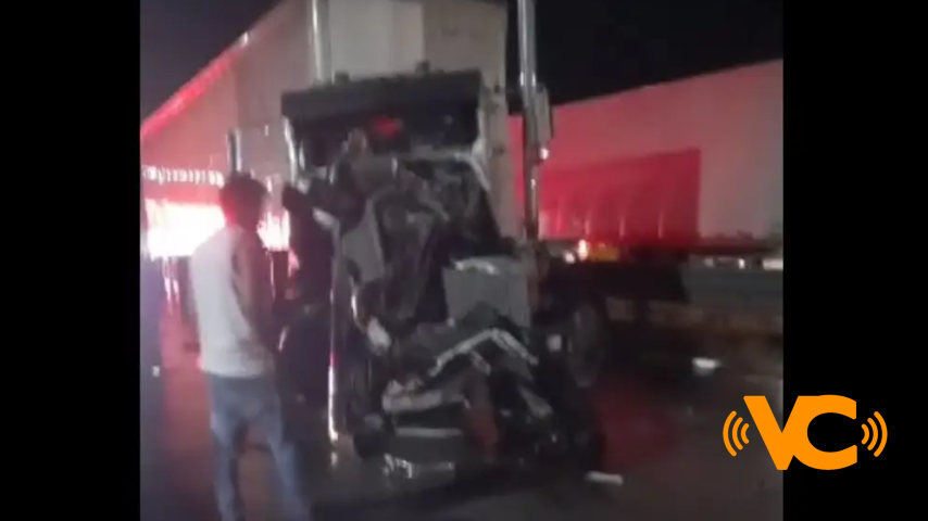 Choque entre 2 tráileres deja cuantiosos daños en autopista Córdoba-Veracruz; conductor huye Choque entre 2 tráileres deja cuantiosos daños en autopista Córdoba-Veracruz; conductor huye