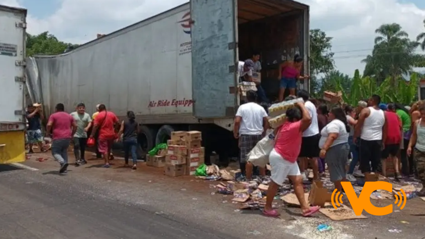 Rapiñeros vacían tráiler accidentado en autopista de Veracruz Rapiñeros vacían tráiler accidentado en autopista de Veracruz