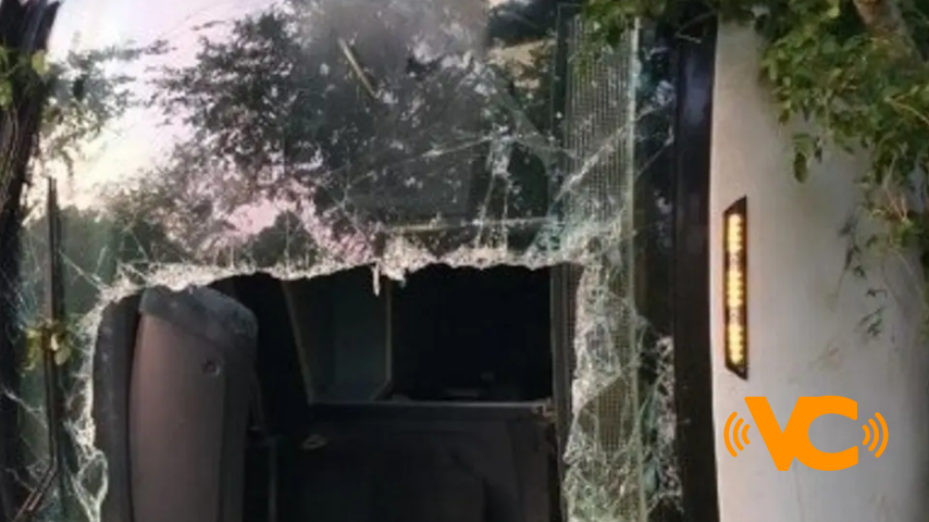 Aparatosa volcadura de autobús en carretera de Veracruz; reportan 2 muertos y 30 heridos Aparatosa volcadura de autobús en carretera de Veracruz; reportan 2 muertos y 30 heridos