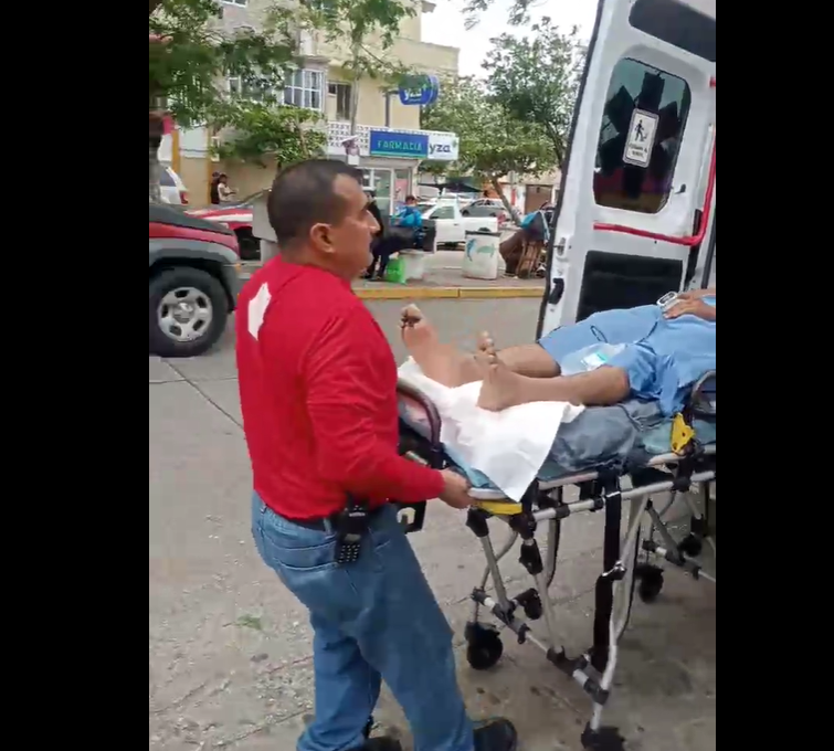 Impactante incidente eléctrico en Coatzacoalcos: Taxista electrocutado