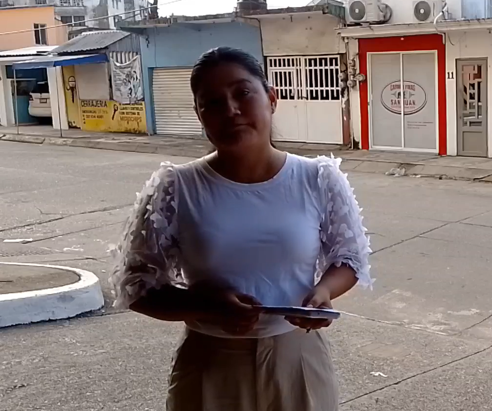 ¡Indignación en Coatzacoalcos! Mujer Recoge Prendas Destrozadas de la Tintorería Toache