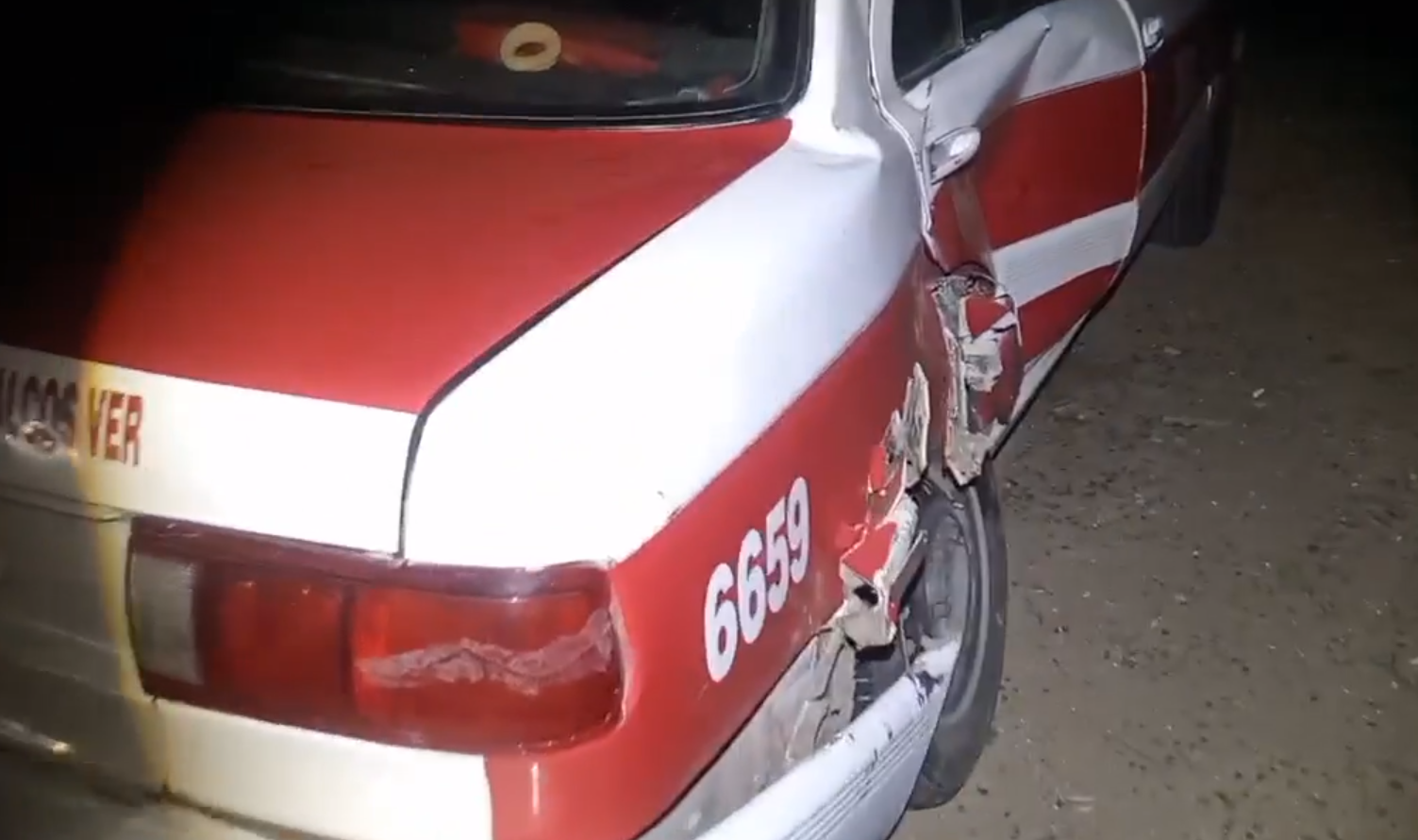 Accidente de Taxi con Camioneta: Lesionada en Choque