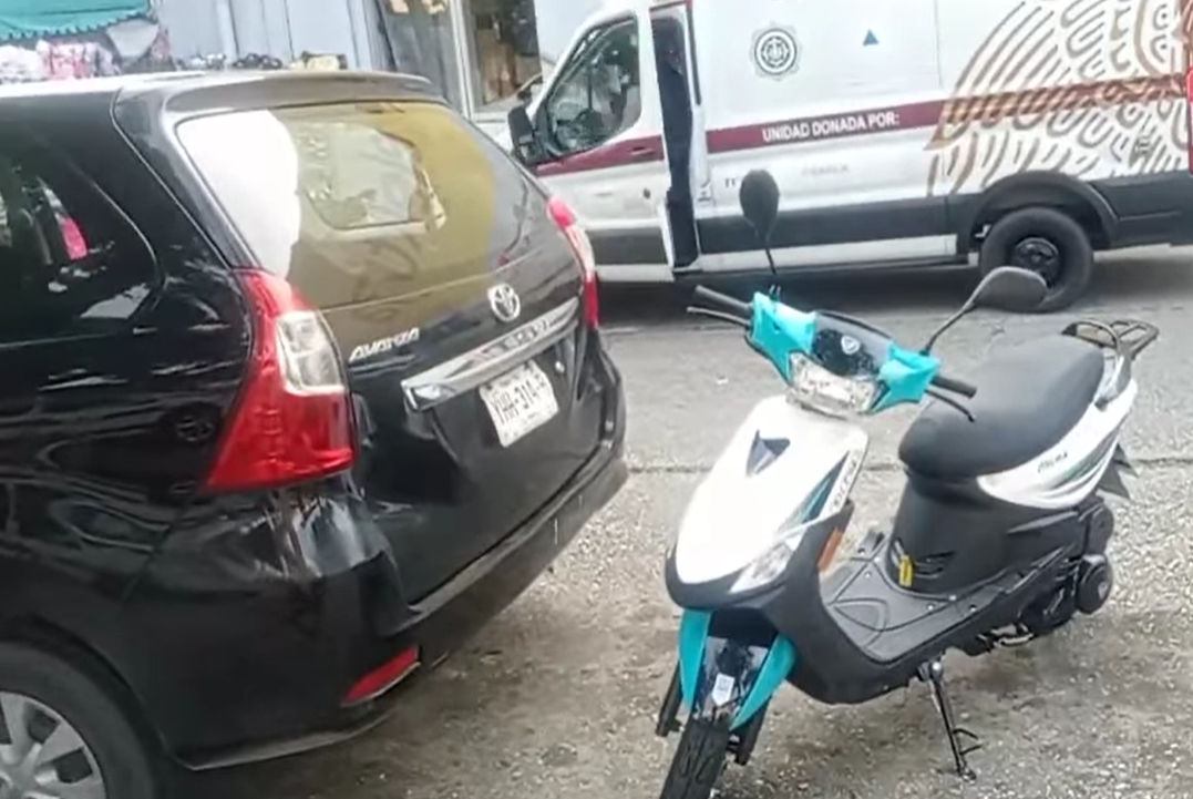 Joven estrella su motoneta Italika recién adquirida en Coatzacoalcos