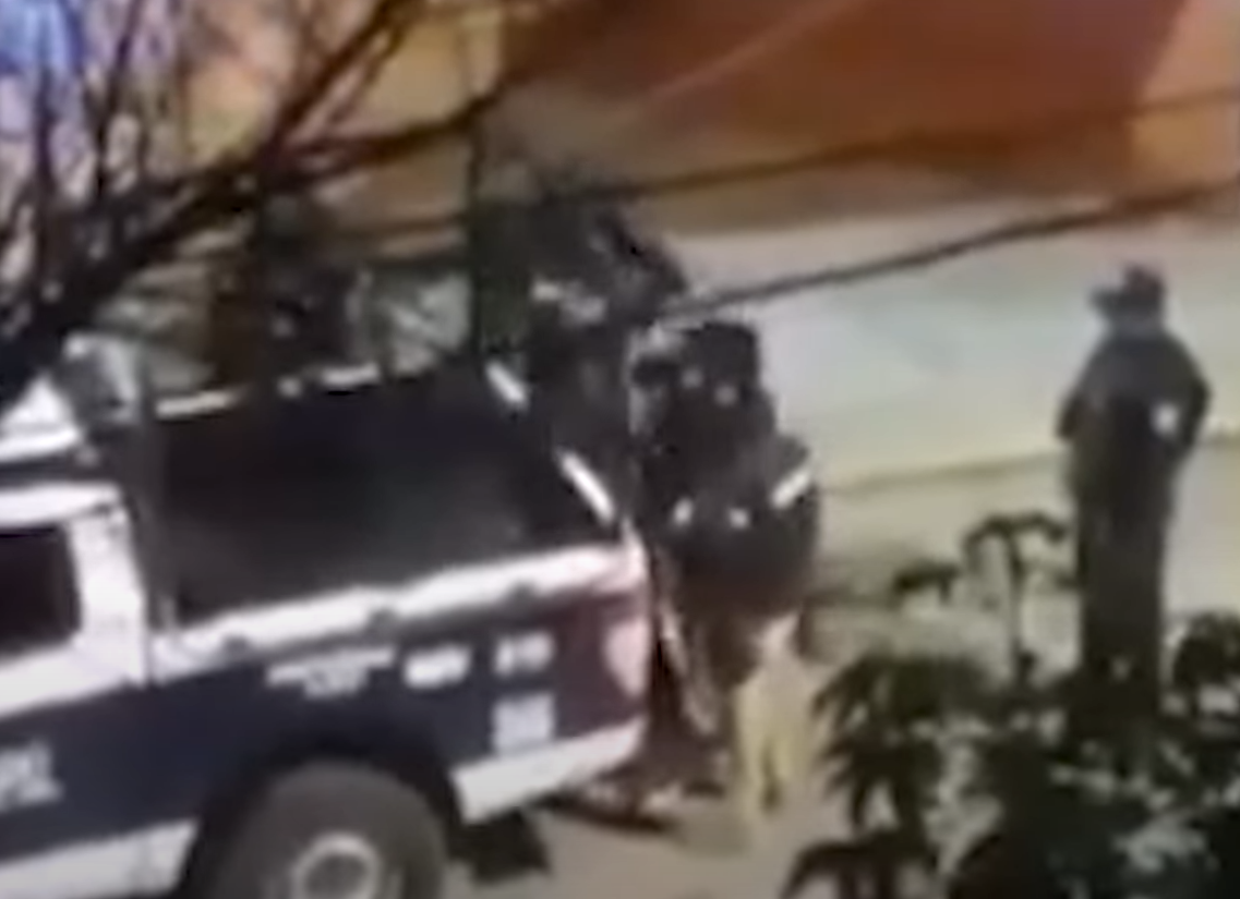 Revelan brutalidad policial en Xalapa, Veracruz: Policías golpean a joven