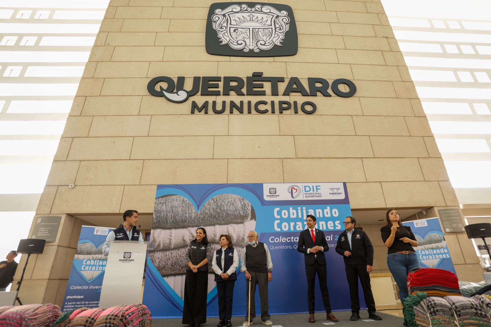 Imagen de Encabezan Felifer Macías y Adriana Olvera de Macías el inicio de la colecta invernal 2024 “Cobijando Corazones” 12