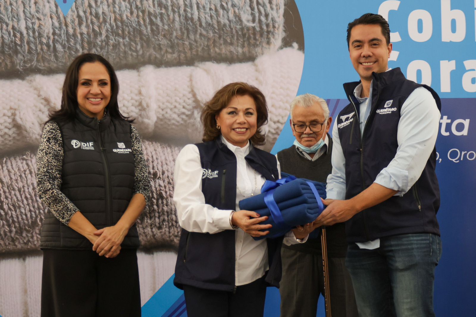Imagen de Encabezan Felifer Macías y Adriana Olvera de Macías el inicio de la colecta invernal 2024 “Cobijando Corazones” 8