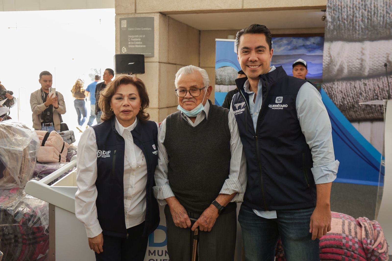 Imagen de Encabezan Felifer Macías y Adriana Olvera de Macías el inicio de la colecta invernal 2024 “Cobijando Corazones” 9