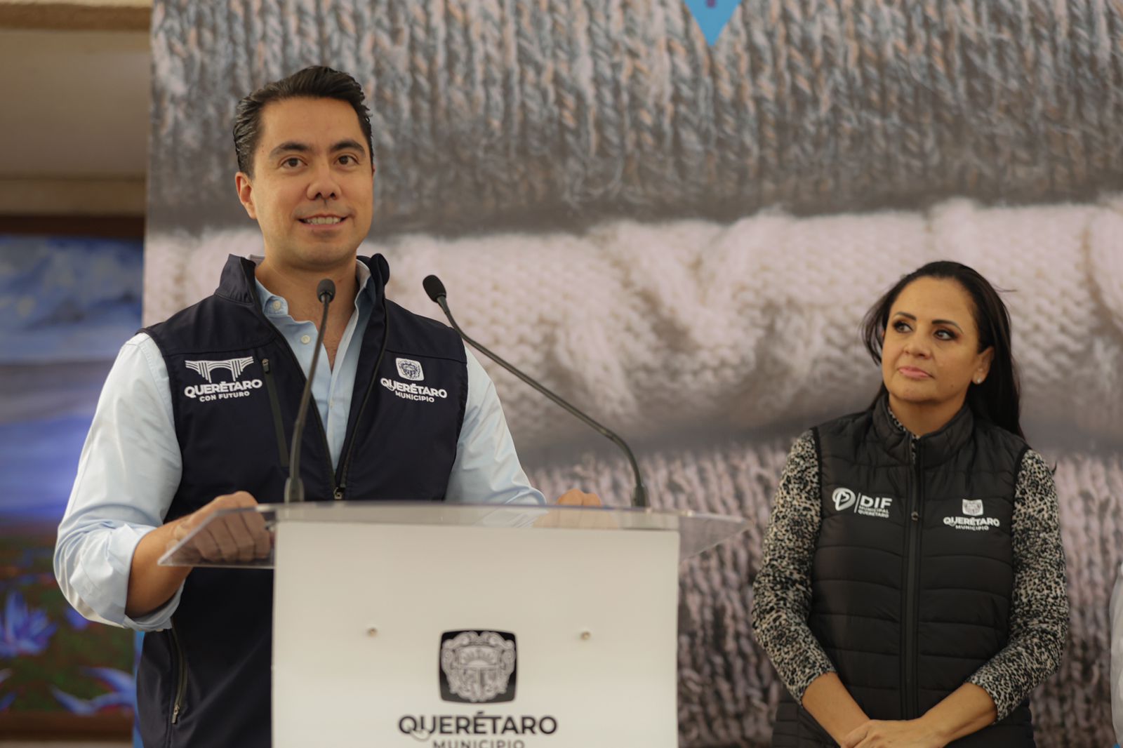 Imagen de Encabezan Felifer Macías y Adriana Olvera de Macías el inicio de la colecta invernal 2024 “Cobijando Corazones” 11