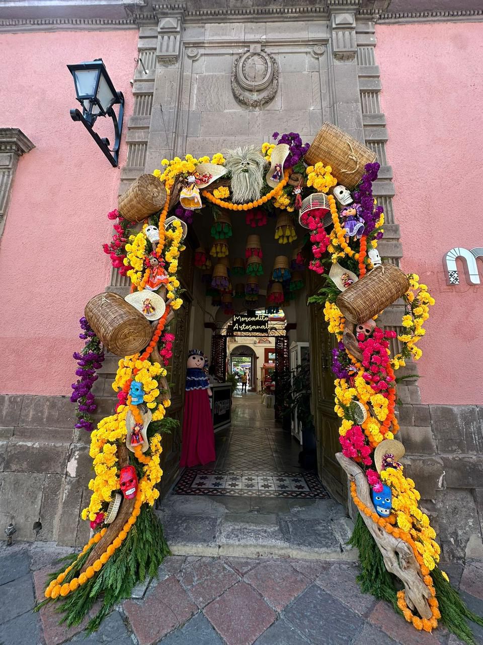 Imagen de El Mercado Artesanal en Querétaro celebra el Día de Muertos con arte, cultura y tradición 21