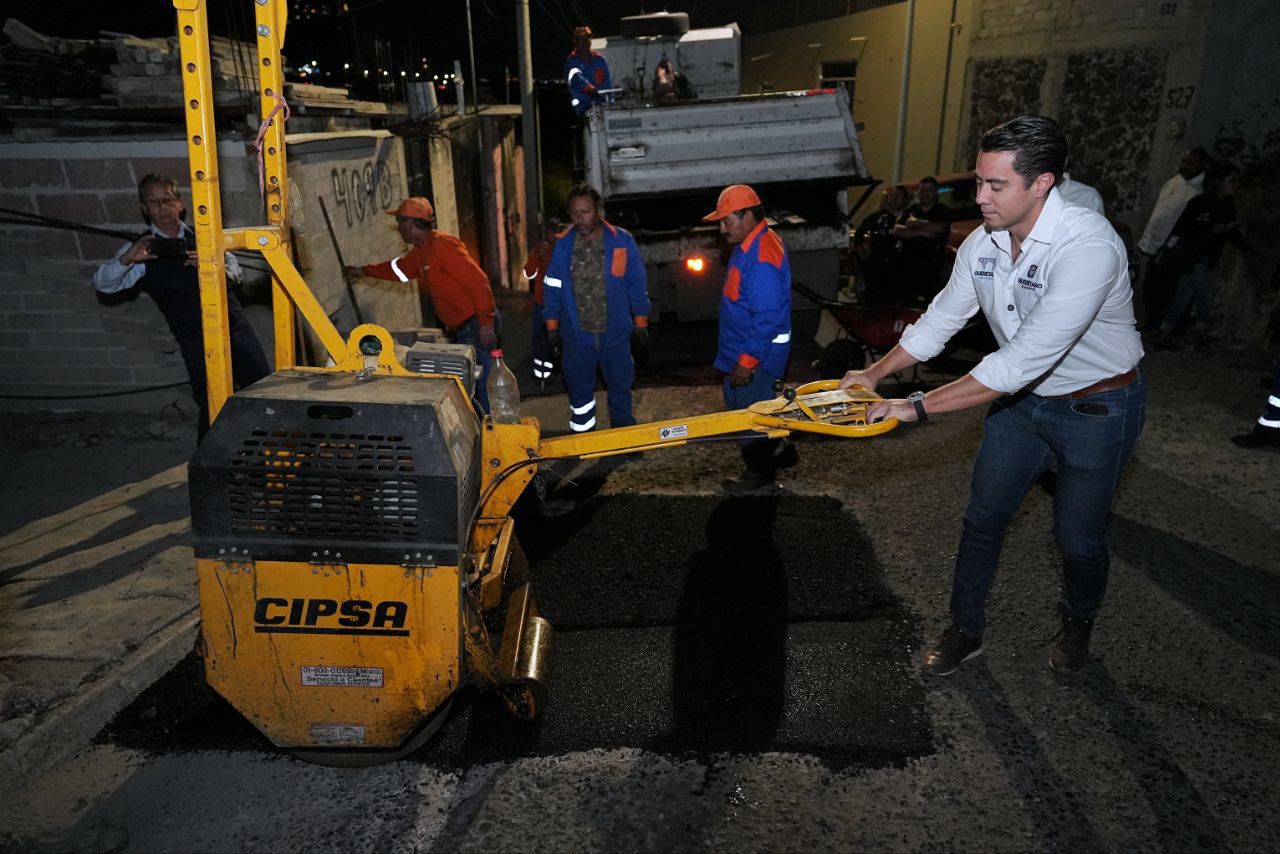 Imagen de Acompaña Felifer jornada de bacheo nocturno en Bolaños 10