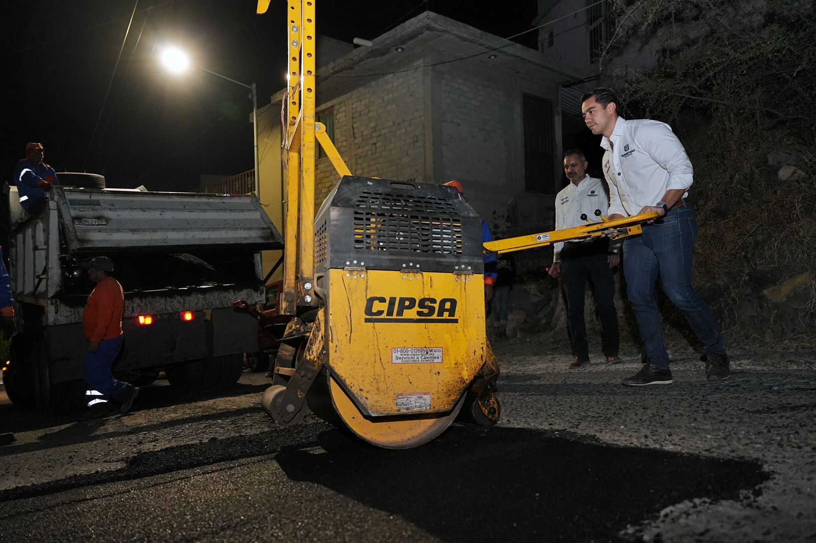 Imagen de Acompaña Felifer jornada de bacheo nocturno en Bolaños 9