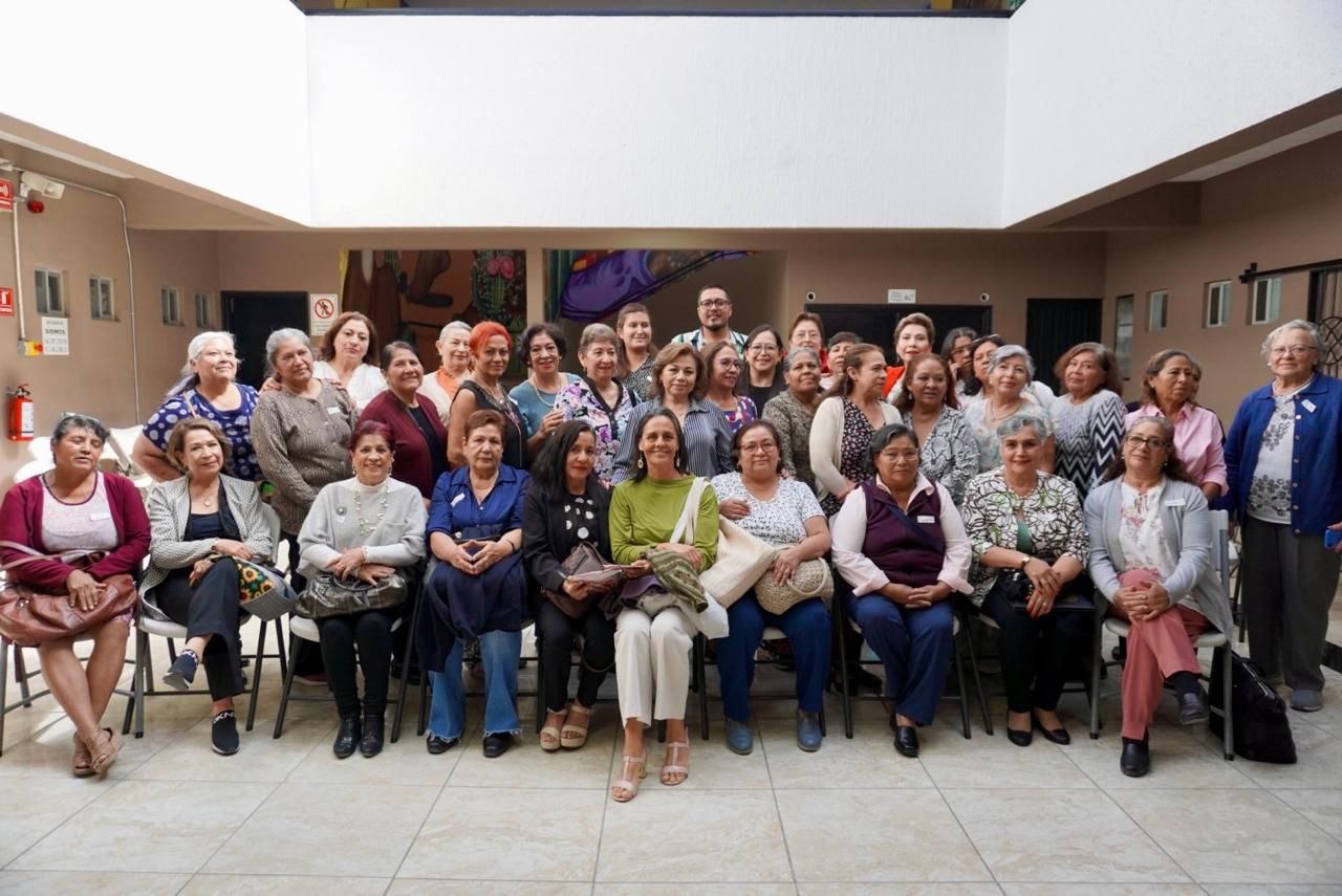 Imagen de Se reúne Adriana Olvera de Macías con el Voluntariado del SMDIF 5