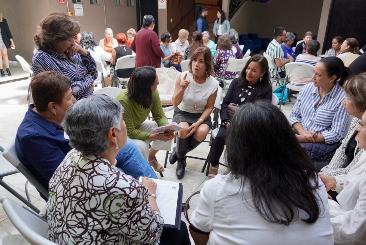 Imagen de Se reúne Adriana Olvera de Macías con el Voluntariado del SMDIF 7