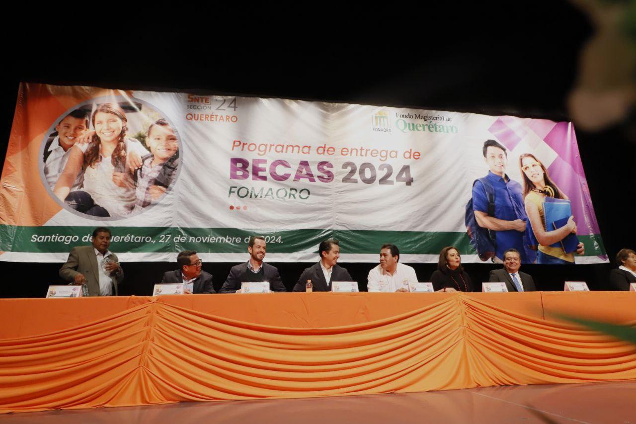 Imagen de WhatsApp 2024-11-28 a las 12.15.29_17e62669 Imagen de El compromiso de las y los maestros fortalece la paz y tranquilidad en Querétaro: Felifer Macías 15