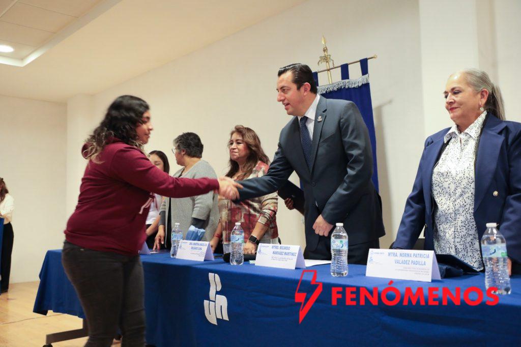 Reconocen a estudiantes de la UPN por concluir módulos de inglés básico en UVEG. Reconocen a estudiantes de la UPN por concluir módulos de inglés básico en UVEG.