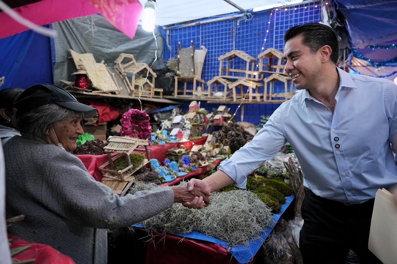 Imagen de Reinaugura Felifer Macías el Tianguis Navideño de La Cruz 3