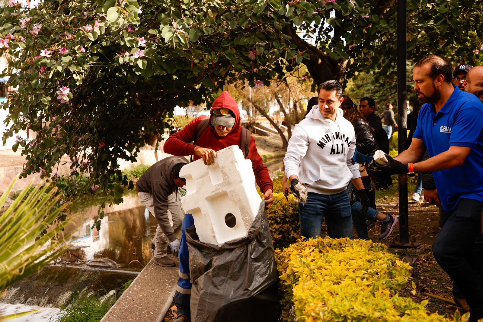 Imagen de Participa Felifer Macías en el saneamiento del Río Querétaro 10