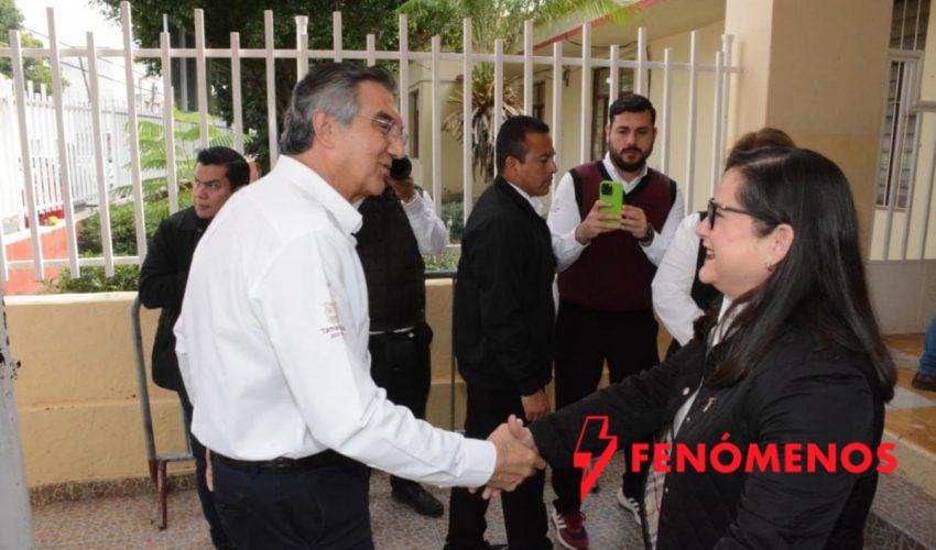 Cumple gobernador a educandos, entrega equipo tecnológico y mobiliario escolar Cumple gobernador a educandos, entrega equipo tecnológico y mobiliario escolar