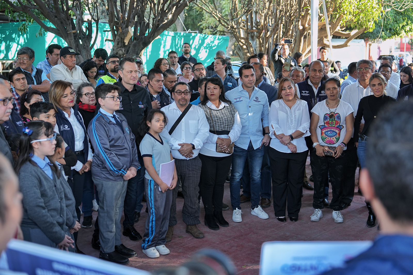 Imagen de Asiste Felifer Macías a la entrega de calles renovadas en La Obrera 13