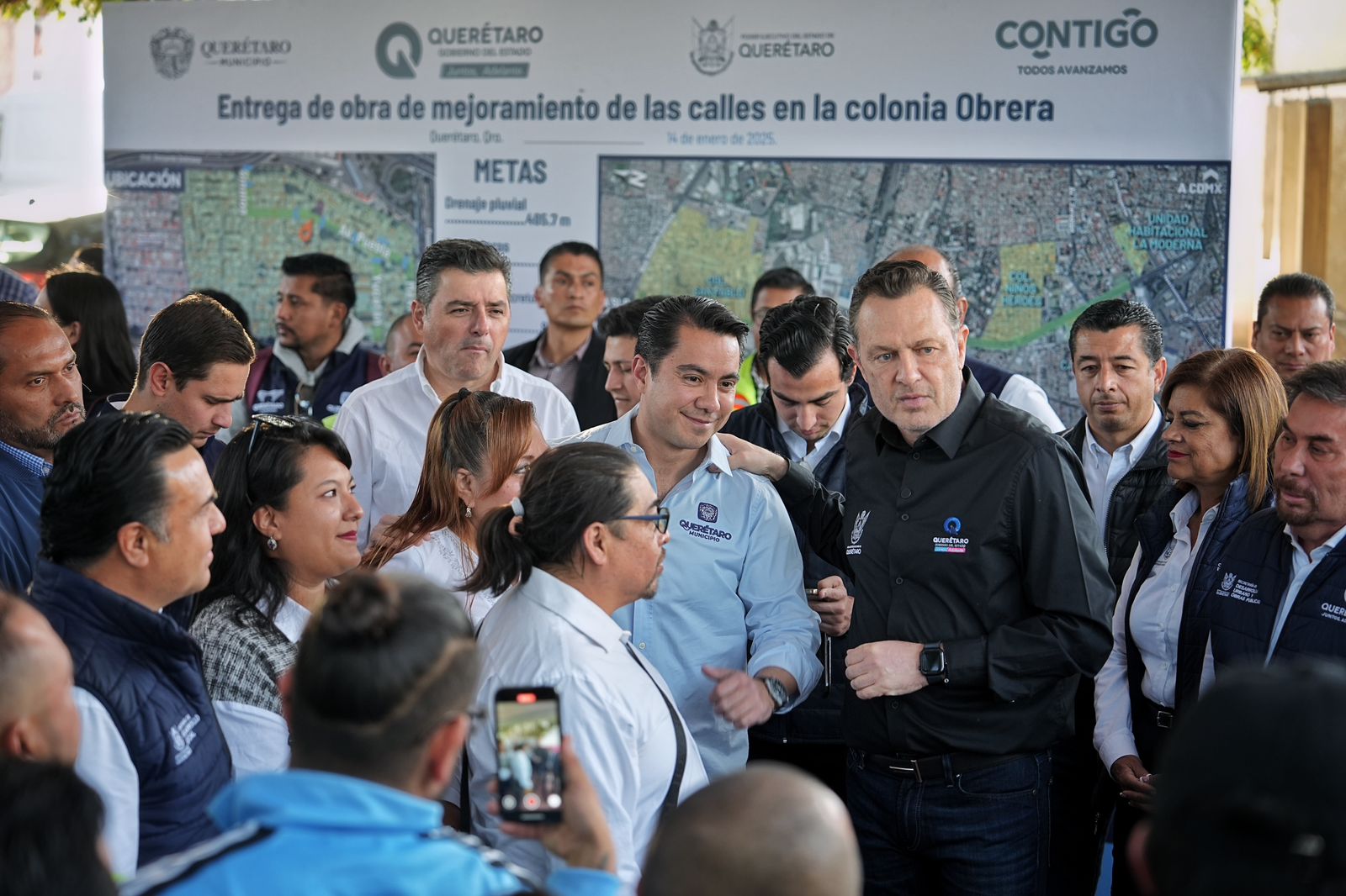 Imagen de Asiste Felifer Macías a la entrega de calles renovadas en La Obrera 14
