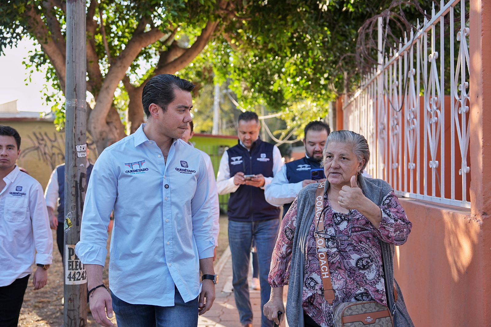 Imagen de Asiste Felifer Macías a la entrega de calles renovadas en La Obrera 17