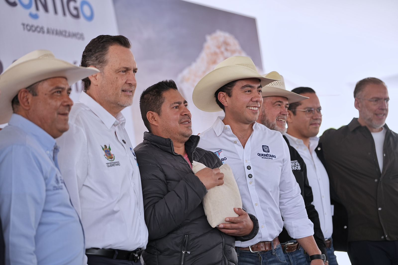 Imagen de Asiste Felifer Macías a la entrega de apoyos por sequía a productores del campo queretano 23