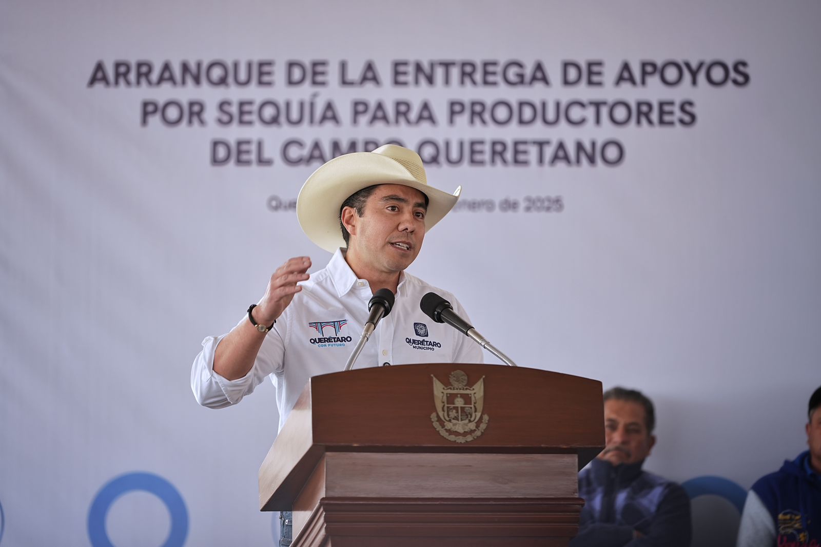 Imagen de Asiste Felifer Macías a la entrega de apoyos por sequía a productores del campo queretano 22