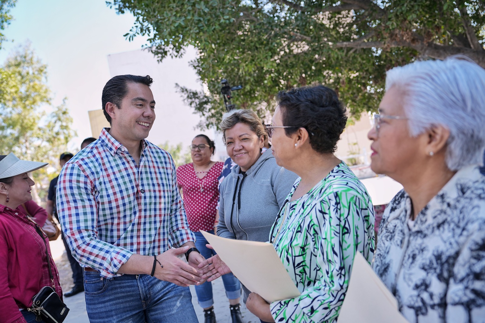 Imagen de Se reúne Felifer Macías con vecinos de la colonia Josefa Ortiz de Domínguez 5