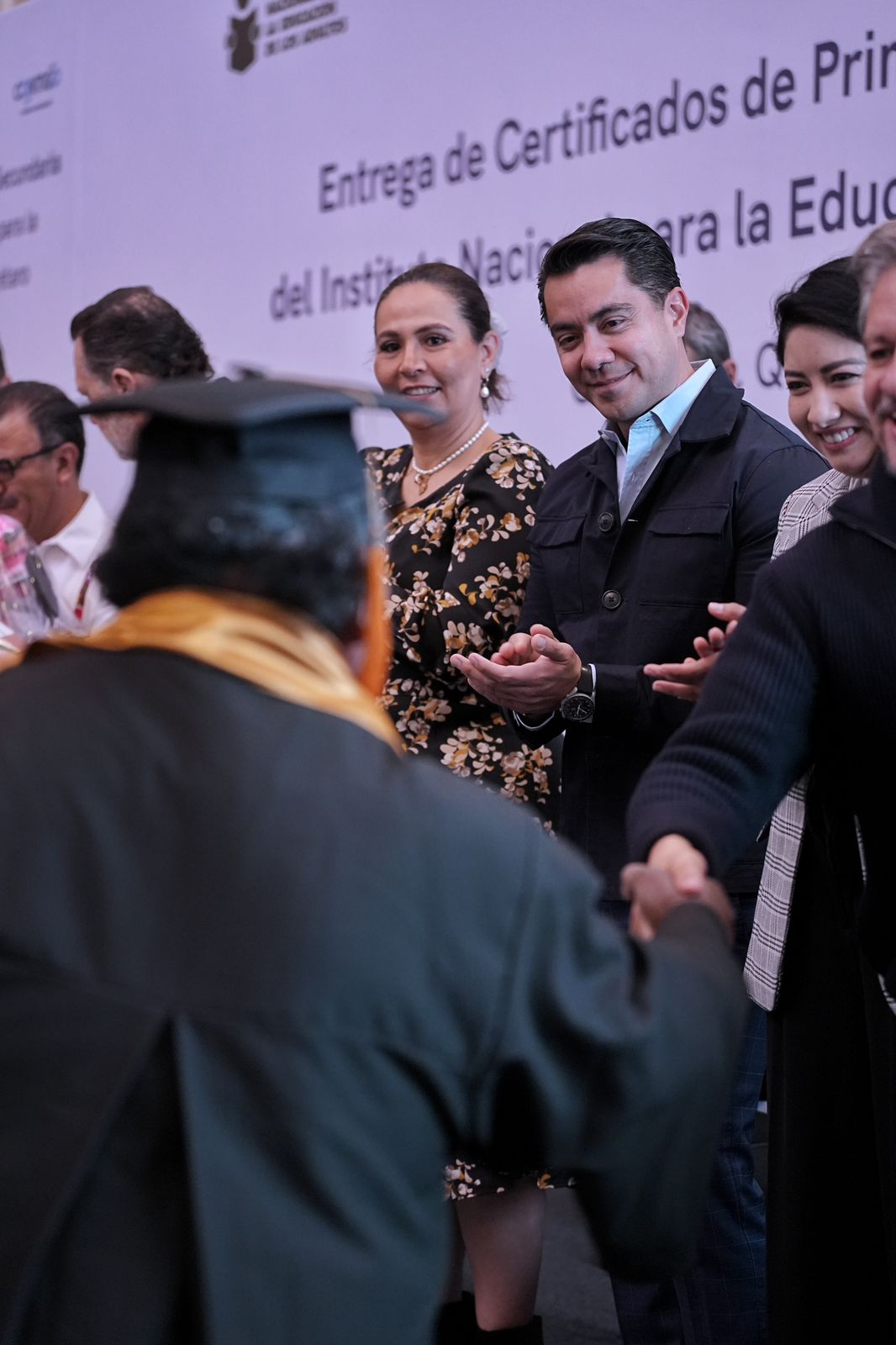 Imagen de Asiste Felifer Macías a la entrega de certificados de primaria y secundaria a egresados del INEA 8