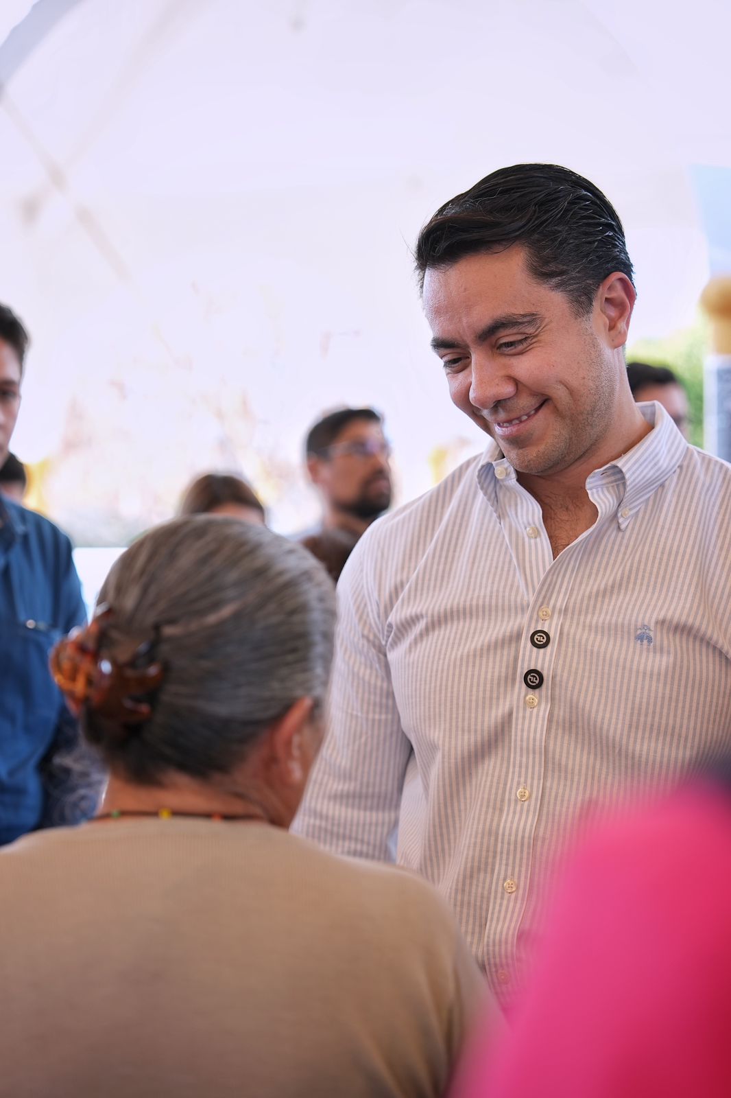Imagen de Dialoga Felifer Macías con habitantes de la colonia Lomas del Marqués 2
