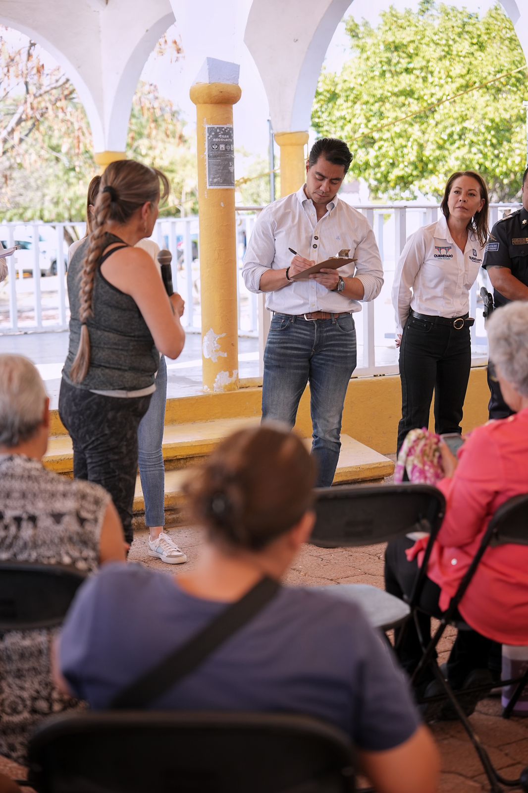 Imagen de Dialoga Felifer Macías con habitantes de la colonia Lomas del Marqués 3