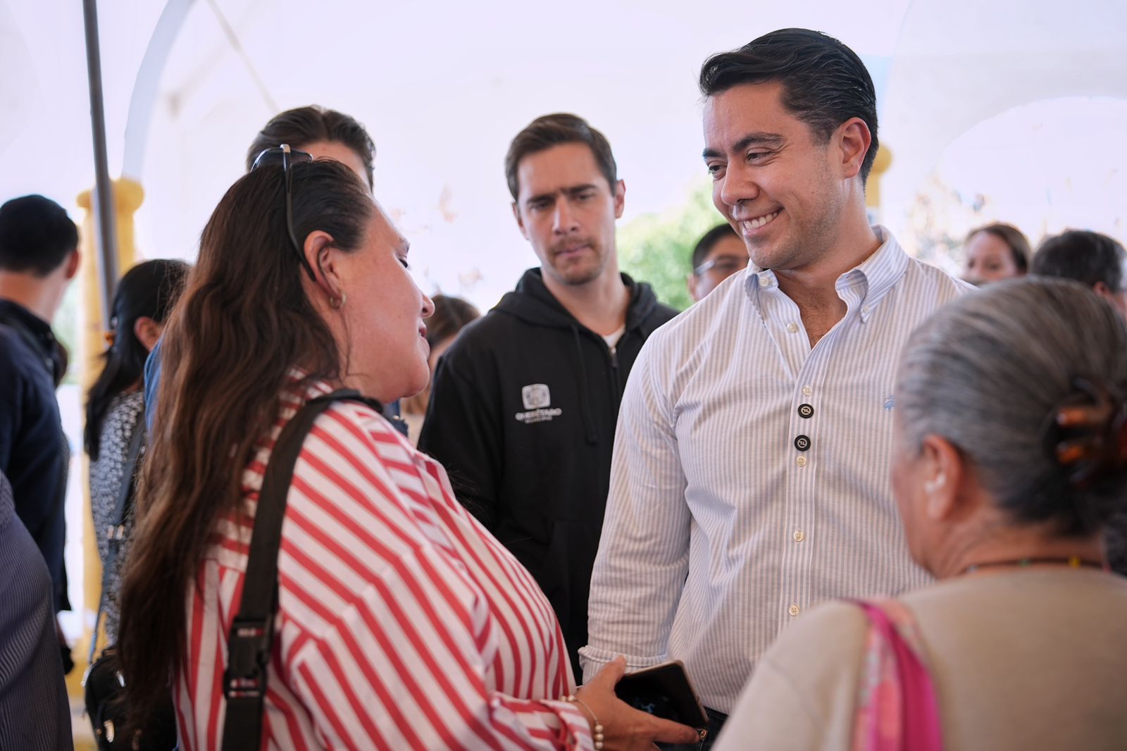 Imagen de Dialoga Felifer Macías con habitantes de la colonia Lomas del Marqués 4