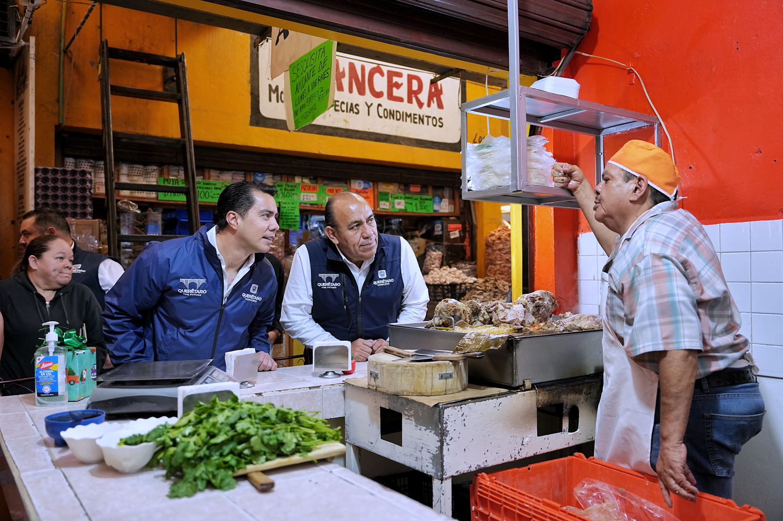 Imagen de Recorre Felifer Macías el Mercado “Los Sauces” 8