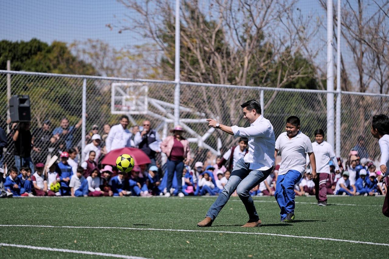 Imagen de Entrega Felifer Macías nueva cancha de fútbol en la primaria Héroes de Chapultepec 13