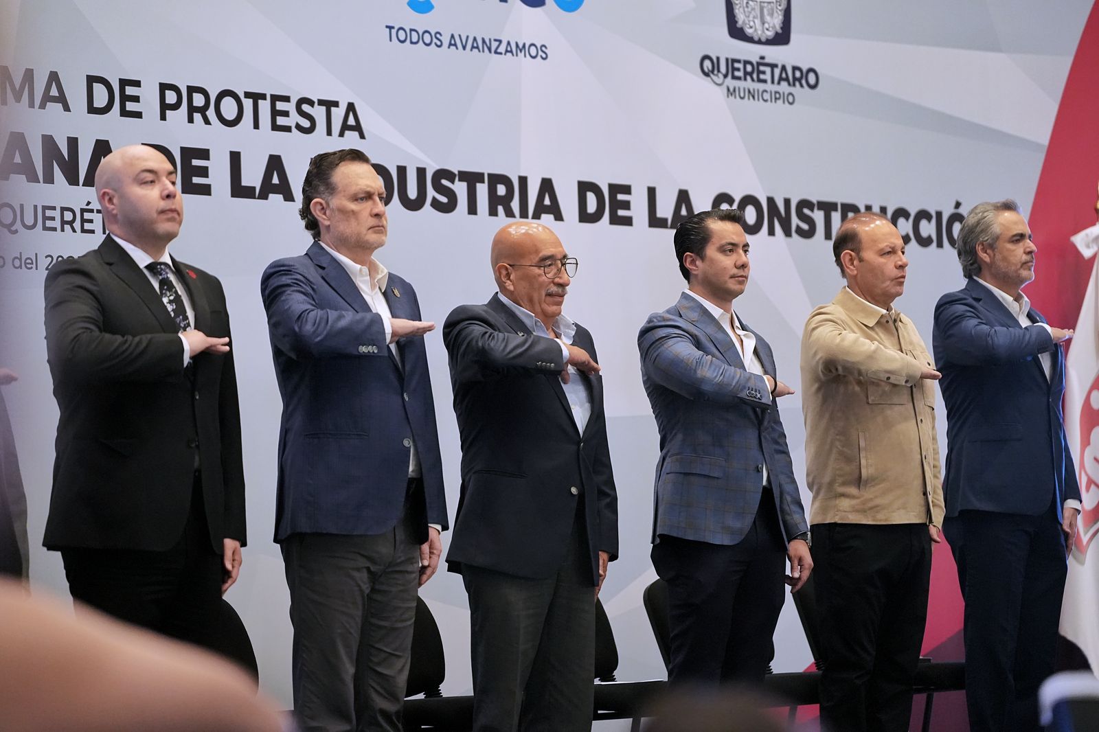 Imagen de Asiste Felifer Macías a la toma de protesta del XIX Comité Directivo de la CMIC Querétaro 7